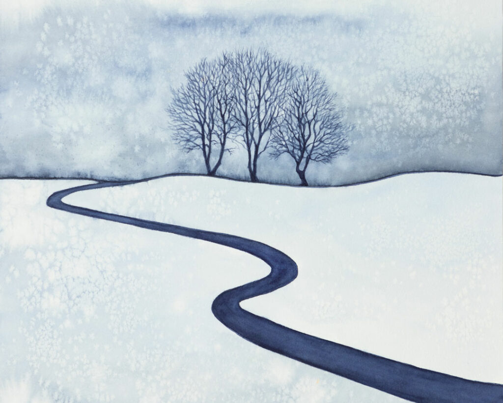 Zimní krajina s cestou ve sněhu a stromy na obzoru.